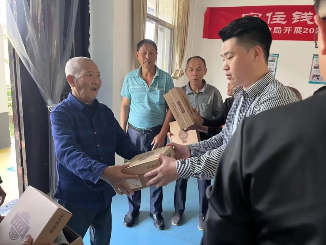 新时代赣鄱先锋  | 桂爱文：一把剪刀，一群身影，一颗匠心