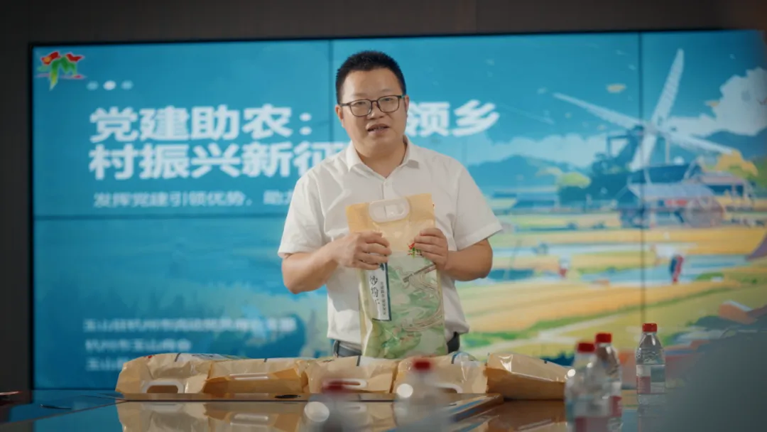 新时代赣鄱先锋 | 吴栋：党徽映初心 两地架虹桥